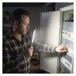 Використання акумуляторного LED-ліхтаря EMOS P4538 для освітлення електричного щита під час технічних робіт
